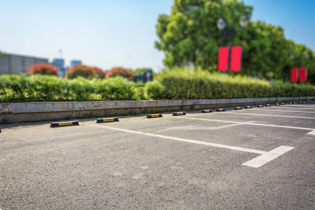 Na co zwrócić uwagę przy wyborze parkingu w Warszawie